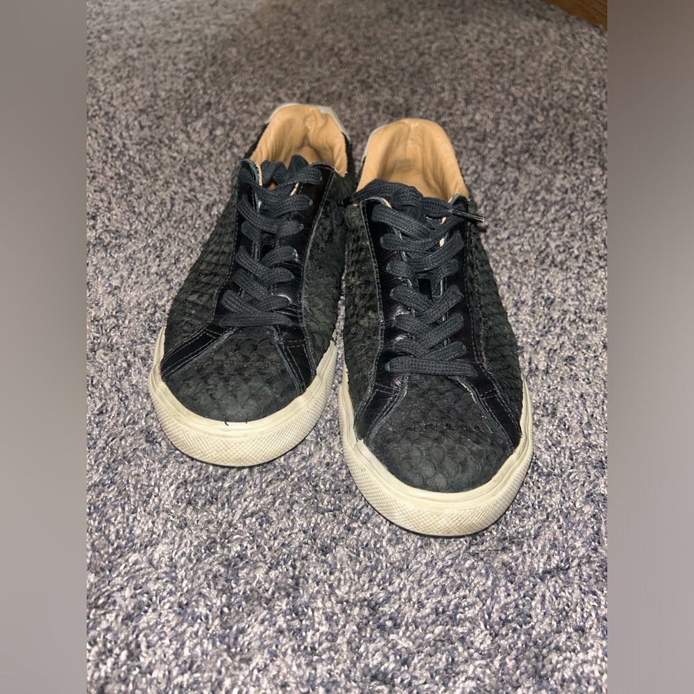 Veja size 7 reptile sneakers